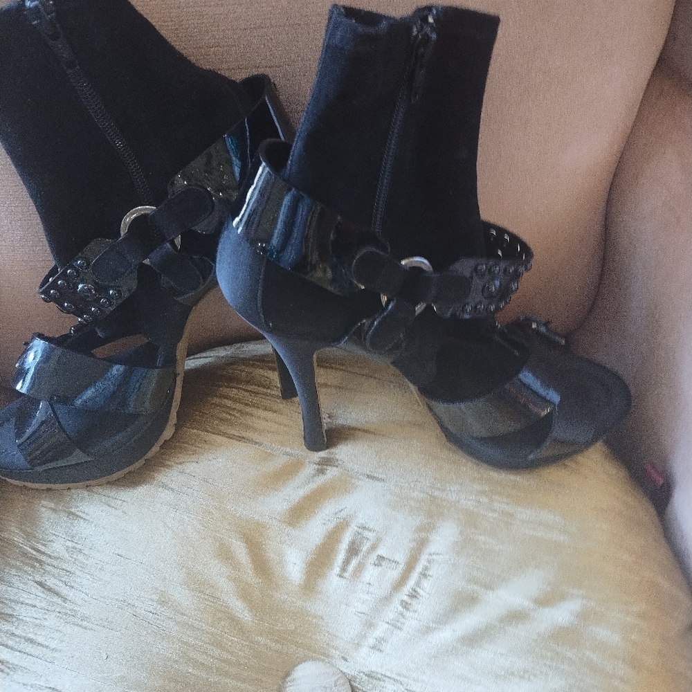 Shoes - Picture 5 of 12